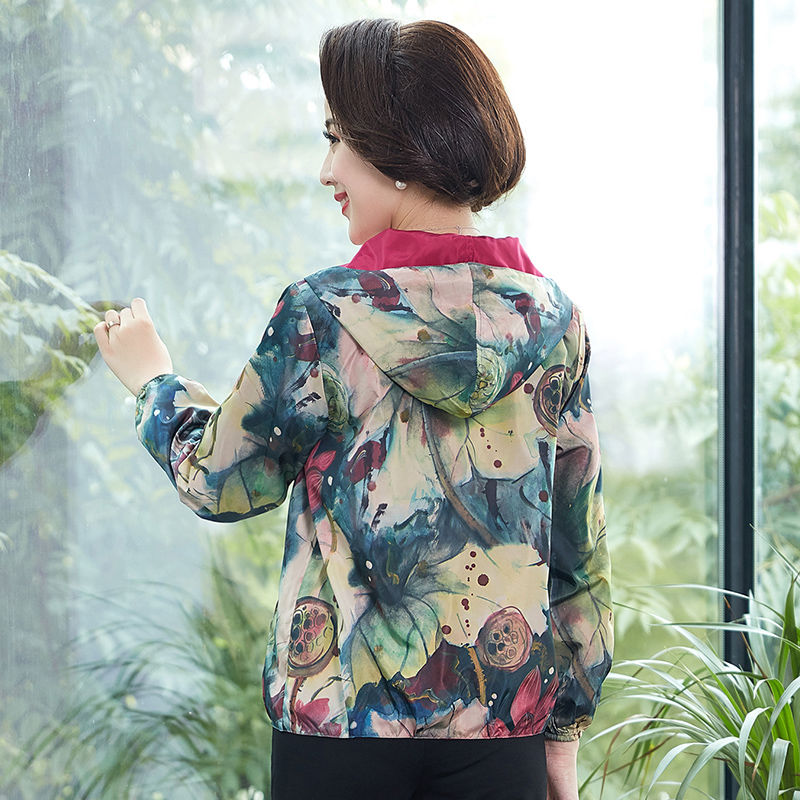 50岁妈妈，从不买风衣!薄外套+小脚裤的搭配，不穿高跟都显高