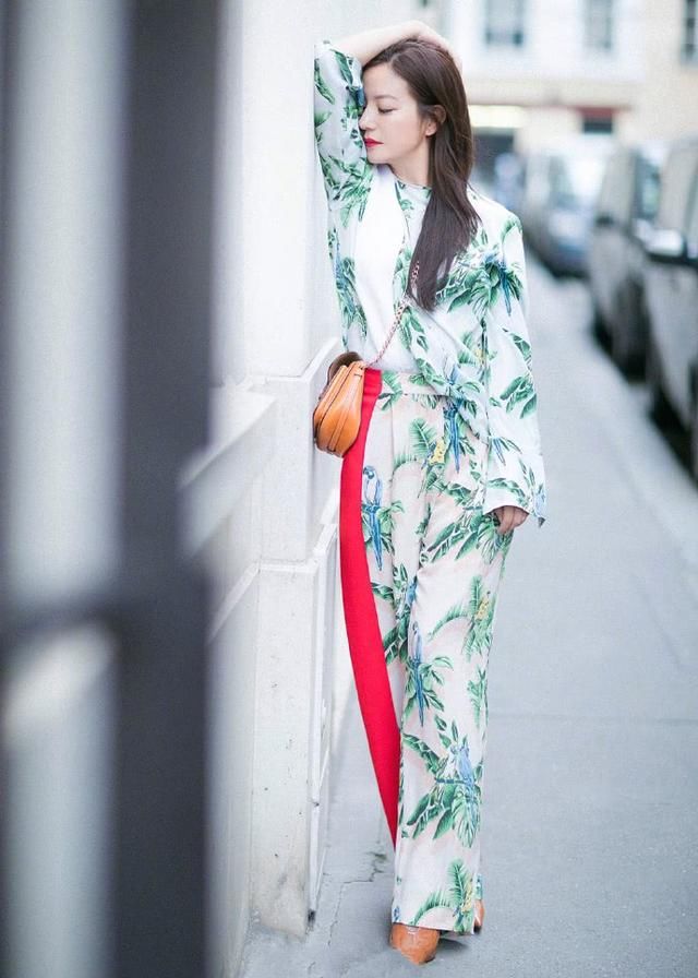 赵薇褶皱条纹裤现身,看到裤裆瞬间我瞎了,网友:身材好就行了!