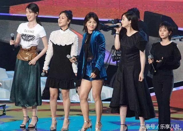 刘涛一袭黑色长裙外形酷似肥肠 脱掉长裙换短裤这个缺点被曝光