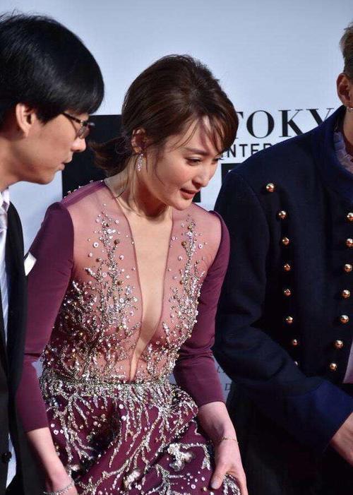 优雅女神蒋勤勤，一袭深v长裙，女王范儿十足！