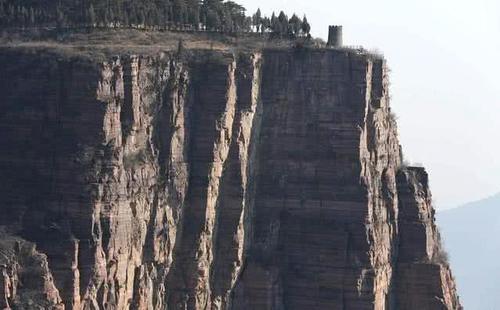 身处悬崖峭壁上的村庄,当地的村民纯手工打造横穿山脉的公路