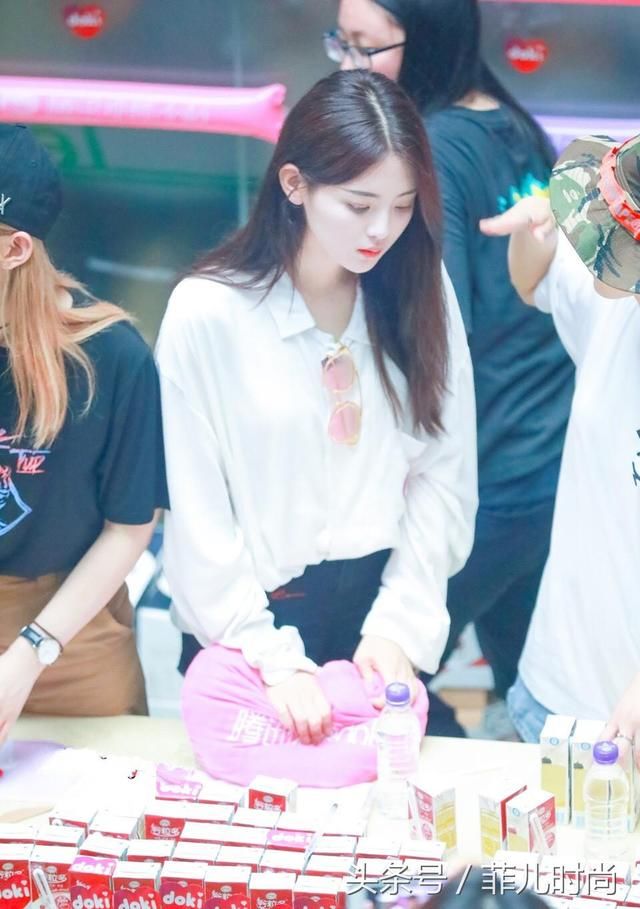 杨超越太胆大了！短裤穿成“三角裤”网友：太想红了吧？