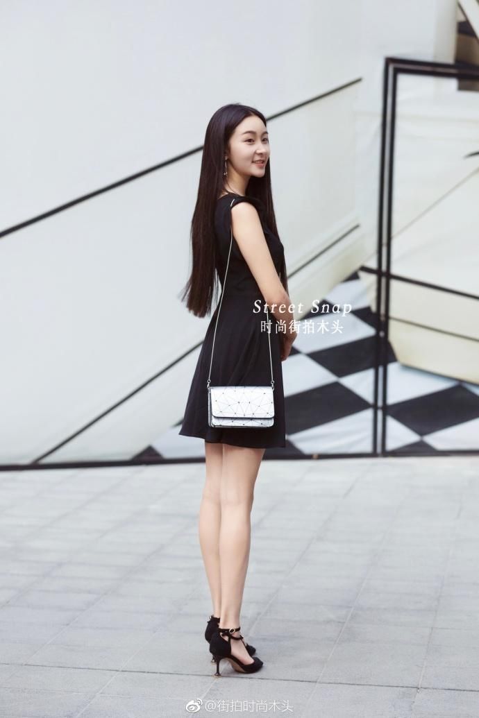 街拍:穿吊带裙的小姐姐，万种风情，更与何人说!