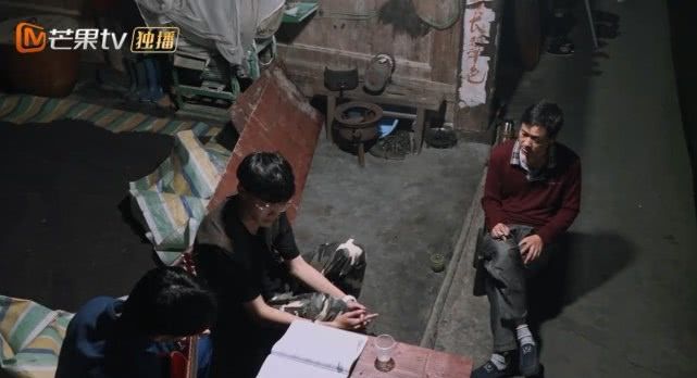 《变形计》农村爸爸找城市儿子谈心，当看到桌上零食，导演懵了！
