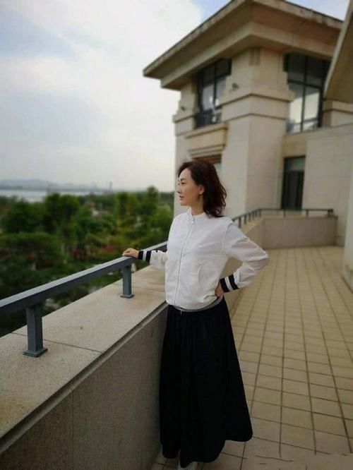  #少扣#44岁牛莉秀身材有绝招！戴复古眼镜扮贵妇，扣子少扣两颗还留个缝