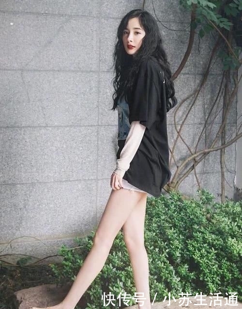 #美出#杨幂又美出了新高度！黑色T恤搭配白色短裤，卷发造型超减龄