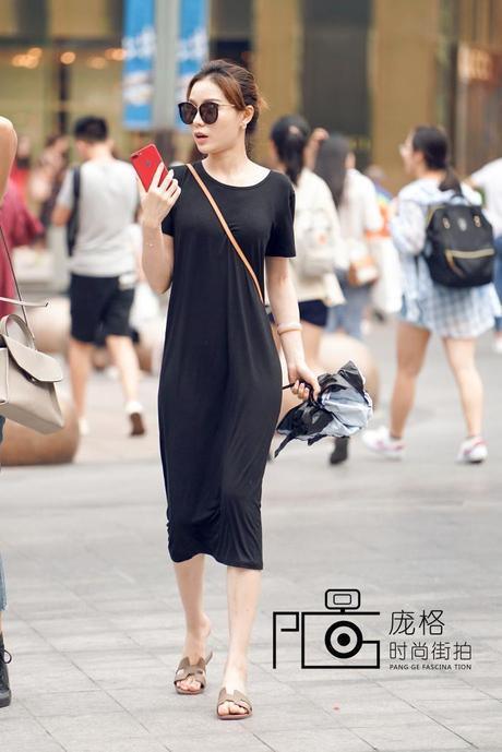 街拍：长裙摇摆，玉臂白皙，身材曼妙的小姐姐给人一种神秘感