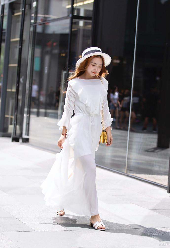 街拍：身材纤细的小姐姐紧身衣搭配紧身牛仔裤，更显好身材