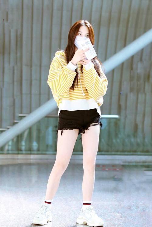 杨超越厉害了，为了秀美腿，穿一条又短又破的超短裤现身！