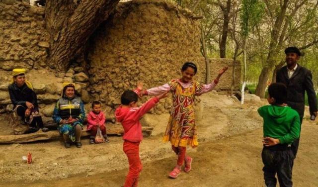 居住在沙漠中的神秘民族，政府多次建议搬迁出去，当地人却拒绝