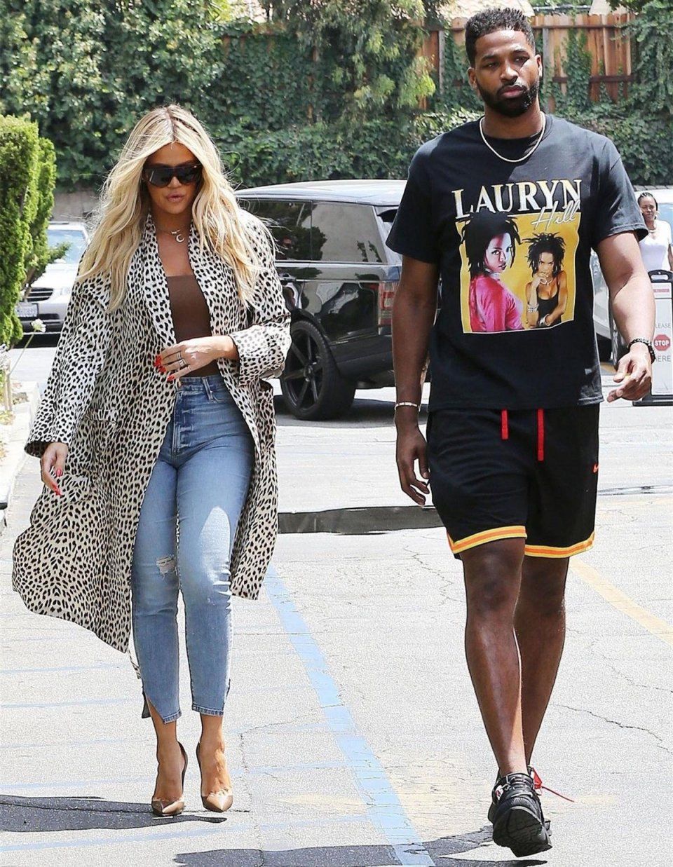 卡戴珊小妹跟好友出门被拍，网友：她这身豹纹服装非常时髦！