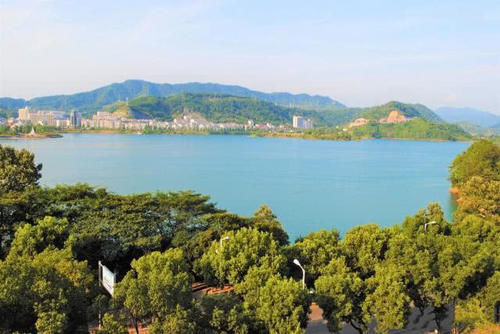 中国最大的人工湖，有数千座岛屿，为了修筑它付出了很多