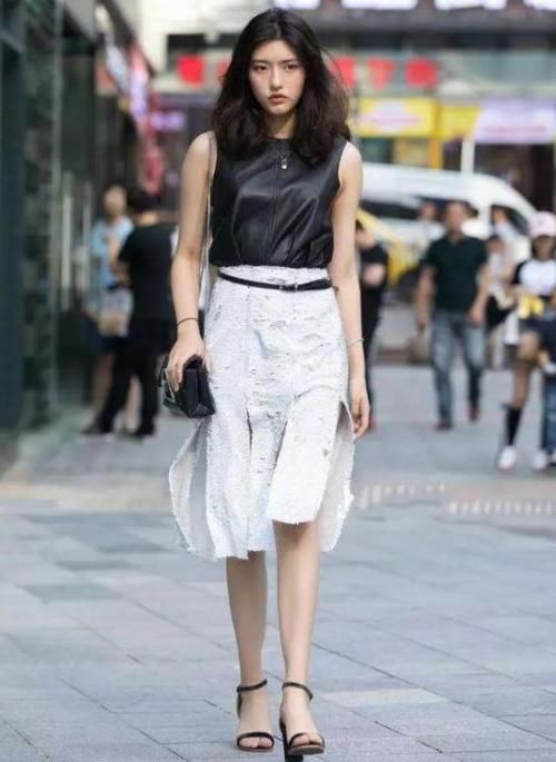 「长款」街拍：雪肤花貌的美女，一件白色的长款外套，时尚清新气质迷人