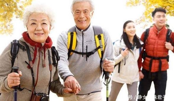 为何老年旅游团大多都很低价，旅行社不用挣钱吗？导游说出内幕！