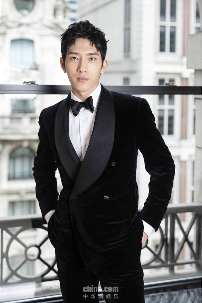 井柏然首启纽约时装周 丝绒西装演绎绅士浪漫