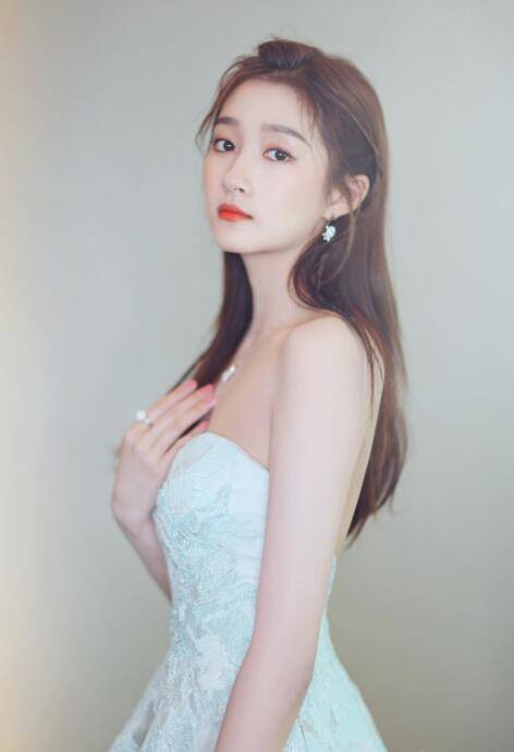 关晓彤抹胸裙大秀香肩锁骨 巧妙捂胸姿态尽显魅惑