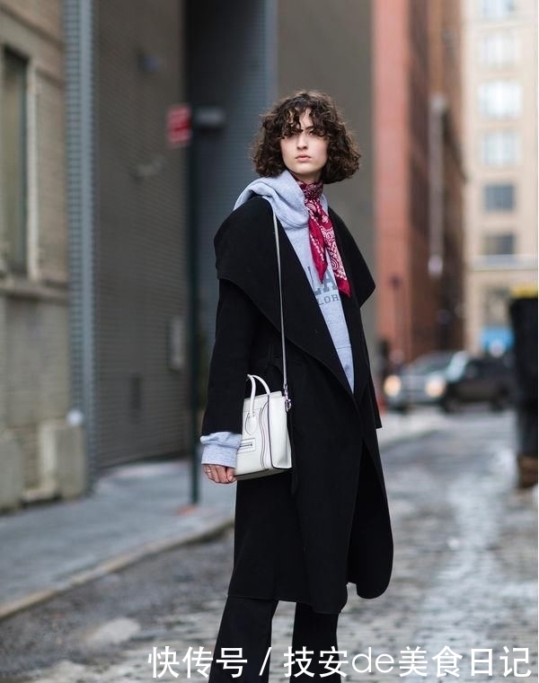 就要@女人买卫衣,就要挑这3种“耐看色”,穿个两三年都不会过时!