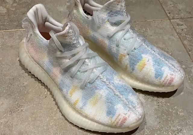  求求■Yeezy350 V2 亲友版遭泄露！这也太好看了，求求他市售吧