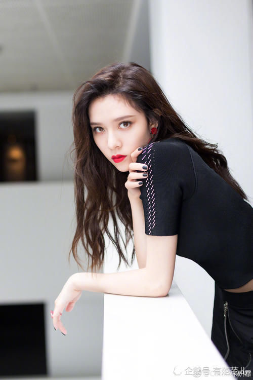 宋妍霏的裙子已经够短了，还敢拉开正中间的拉链，网友：被骗了！