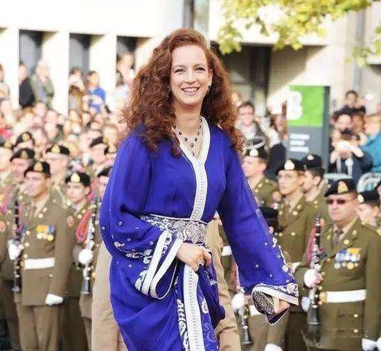 各国王妃穿传统服饰，凯特王妃时尚，不丹王后清新脱俗!