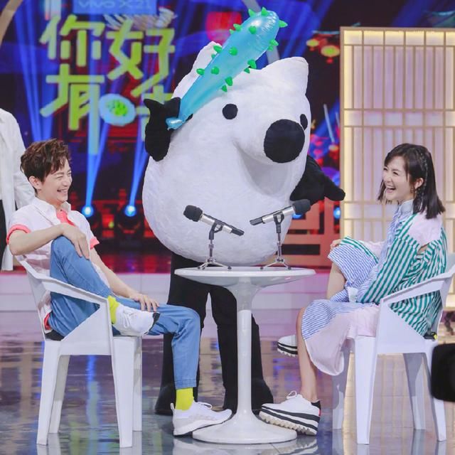 一条6000块的衬衫裙,让谢娜硬是从37岁穿回了17岁,这钱花的值