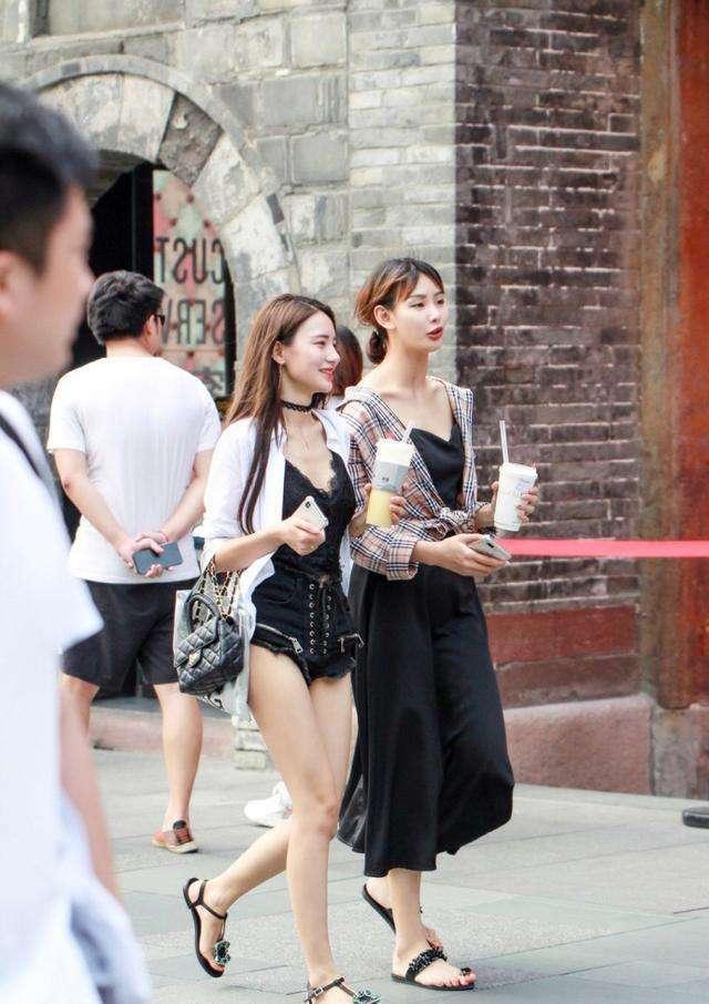 靓丽优雅紧身裤，显得大气，优雅高贵彰显青春活力！