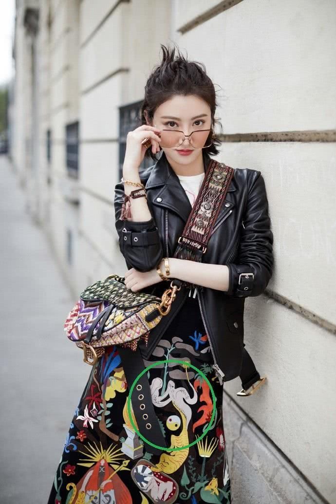 景甜皮衣配长裙视觉减5公斤，下身三角区图案让人脸红:亲亲吗?