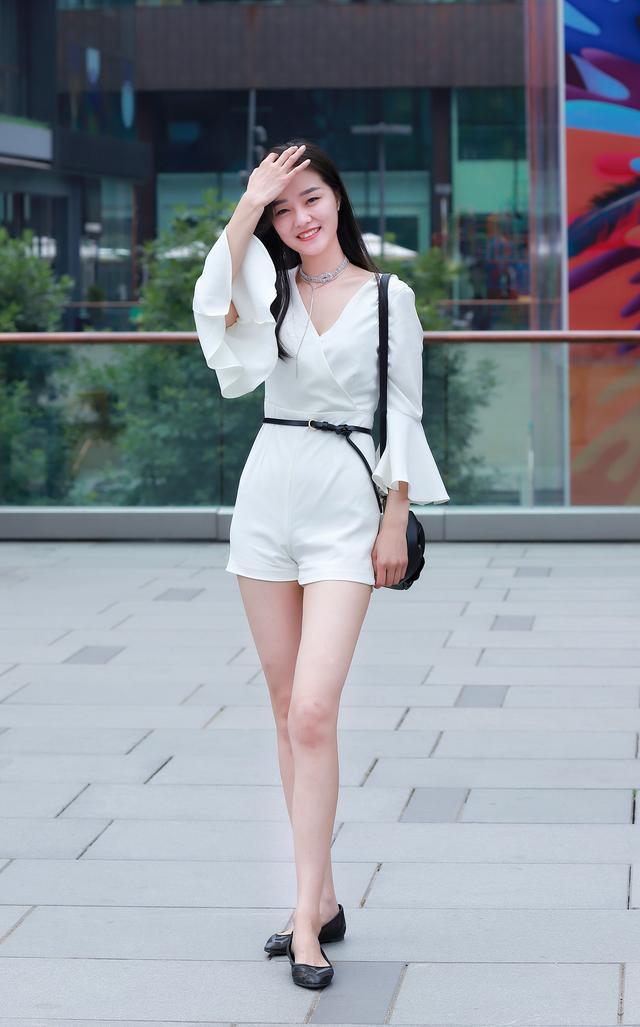 街拍女孩：高贵漂亮皮肤柔嫩，身材均匀有致！