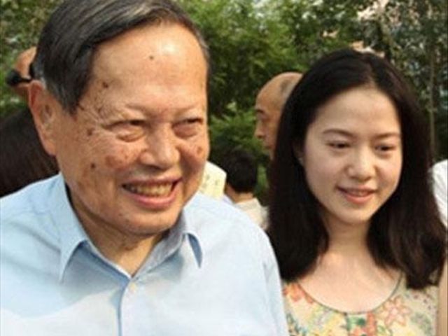 杨振宁老来得子,妻子真的给杨振宁带来幸运!