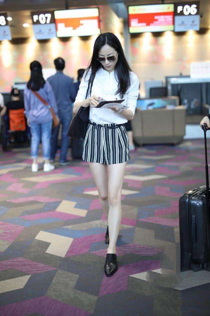 韩雪穿超短裤去机场, 暴露了一双惊艳美腿, 这哪像35岁的样子啊?