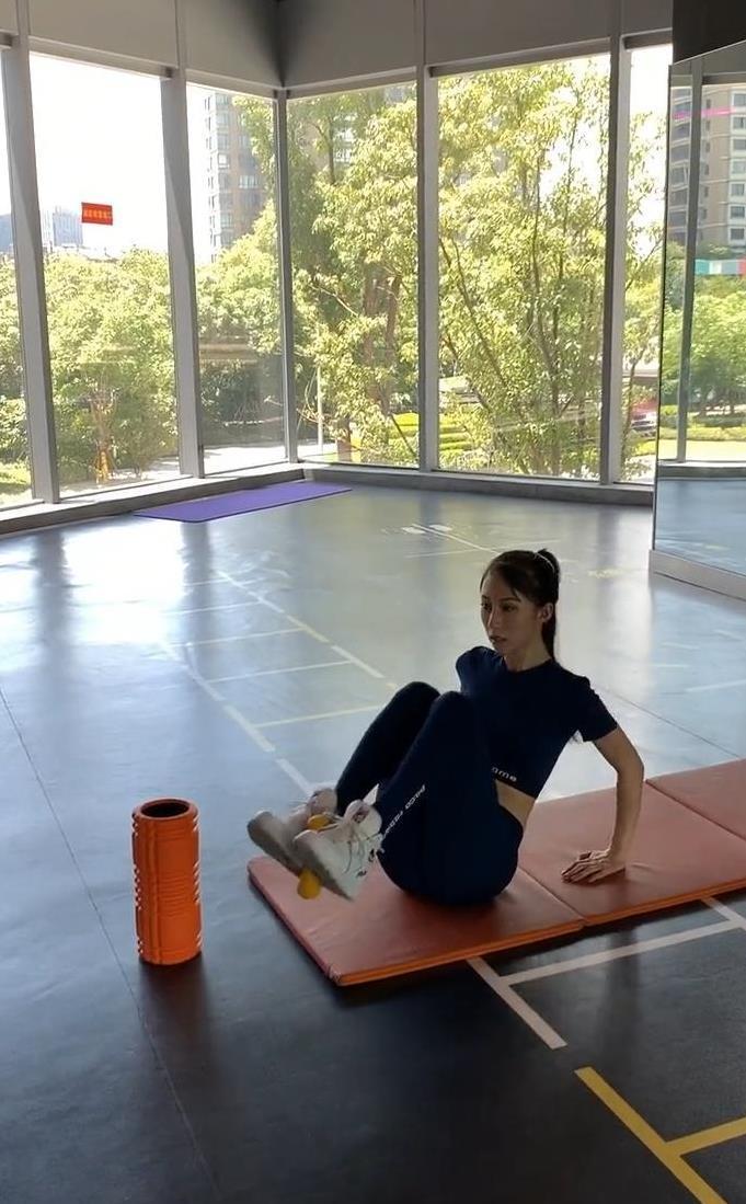 小姐姐■街拍:超级甜美可人的小姐姐,气质是可以穿出来的