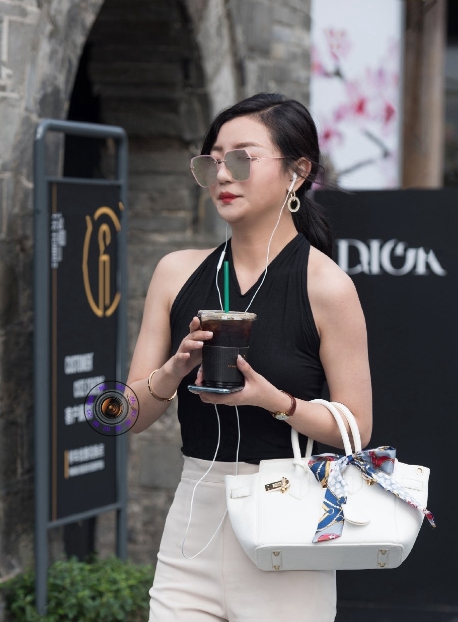  [精致的效果]黑色挂脖紧身上衣搭配米色长裤，美女穿出精致显身材的效果