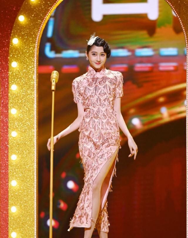  #性感#现在的女人真会穿,这样性感的旗袍直接穿上了,不过真好看