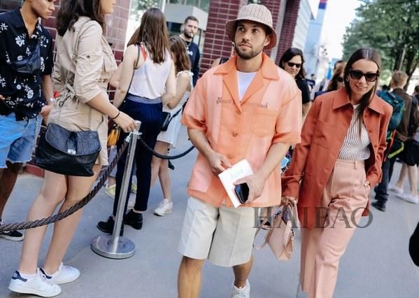 男生夏日扮酷指南!男装周型人秀场外街拍来示范:爱美不分性别,