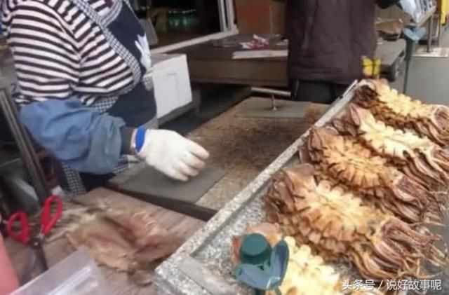 韩国小吃街摊前生意冷冷清清,韩国人:再没有中