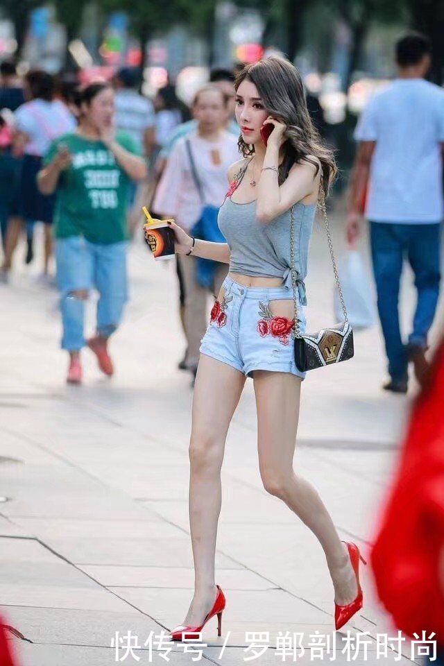 路人街拍:黑T恤黑的热裤穿在美女身上确实吸睛,一双美腿吸人眼球!