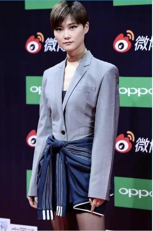 李宇春这“鞋跟”也是细的可怕?太拼了,隔着屏幕都感觉到脚疼!