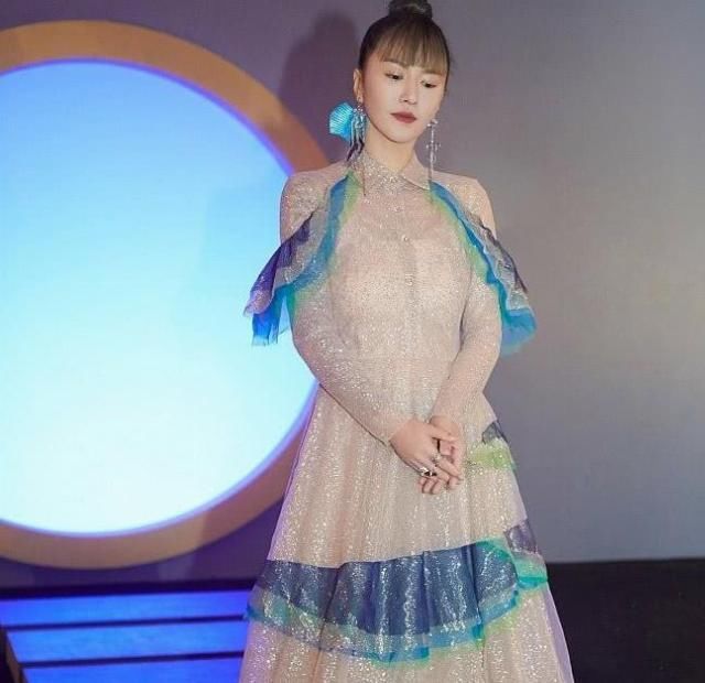 亮片■谭维维一袭拼接闪耀长裙配丸子头惊艳亮相