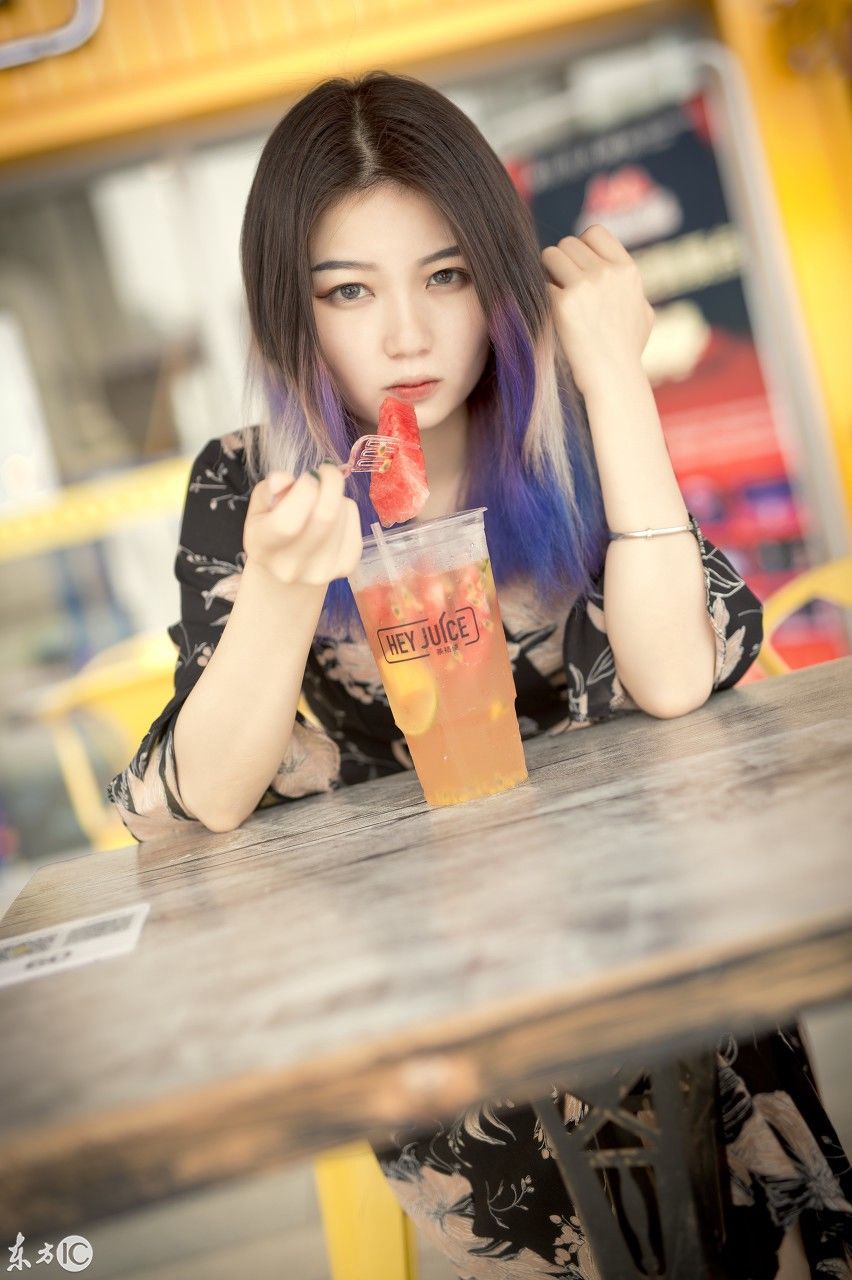 酷酷的小美女，笑起来真好看