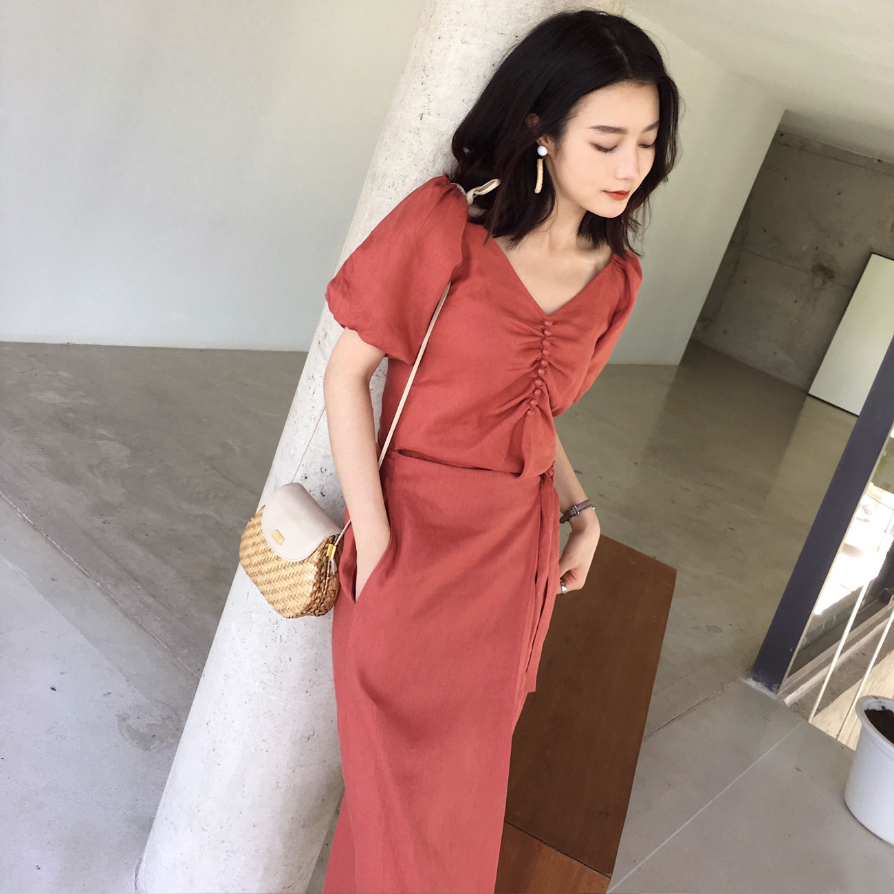 个性T恤落伍了，当下时髦女人流行穿“欧版裙”+高跟鞋，超嫩美