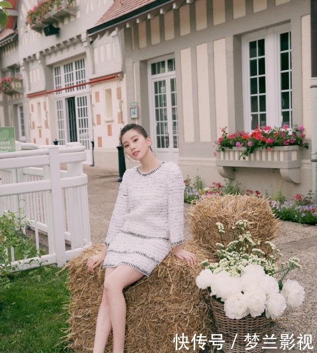 『 开叉』穿蓝色开叉长裙秀美腿，宁静淡雅，刘诗诗真的是“气质女神”