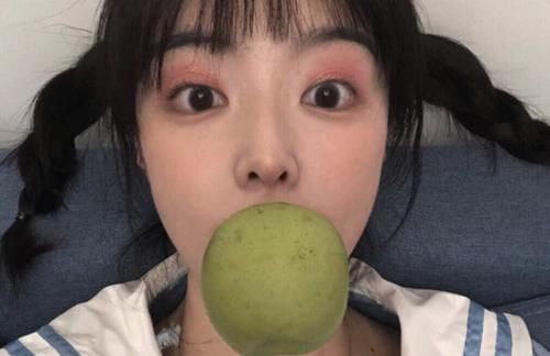 #熬夜#经常熬夜“玩手机”的女孩子,这4种水果“使劲吃”,护眼又美容