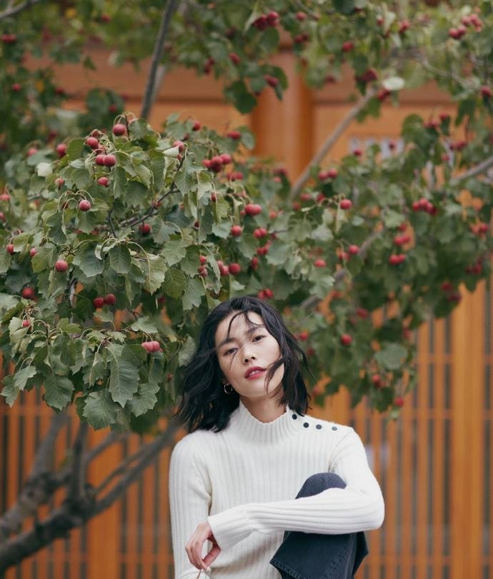 【气质】刘雯大片感穿搭,仅仅是打底衫配牛仔裤而已,女生这样穿太有气质