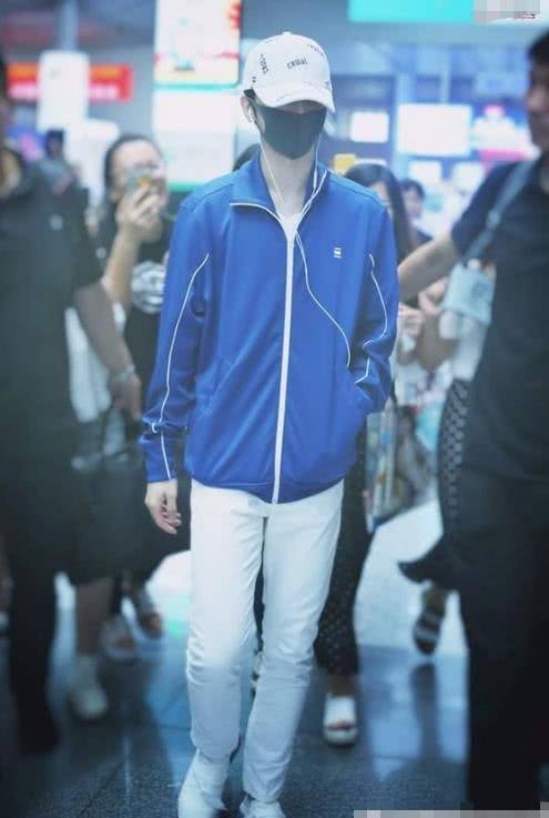 黄明昊、蔡徐坤同穿蓝色运动服,两人相差4岁,而气场却平分秋色