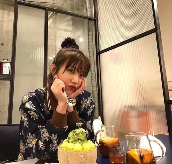  [碎花]朴秀荣的穿搭真是时尚！穿件黑色碎花衬衫，看上去大气又低调