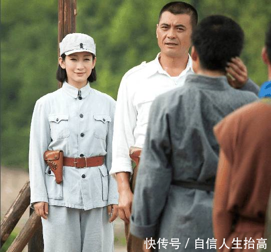 演了10年抗日战争片的他,收入不及妻子一半,如