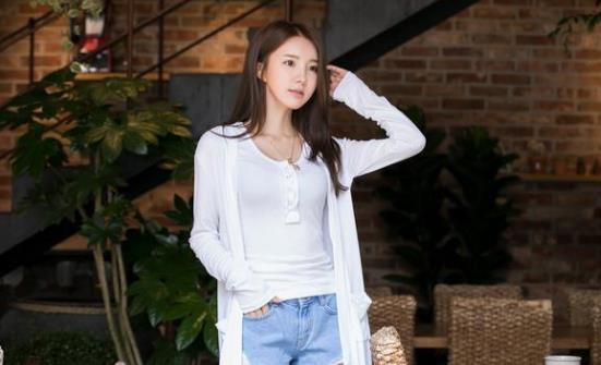 青春漂亮的牛仔裤美女，自带高贵气质，让人着迷