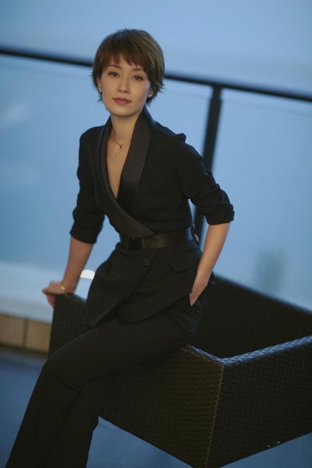 短发多年的马伊琍突然扎起马尾，一身红气场炸裂，竟美到不敢认