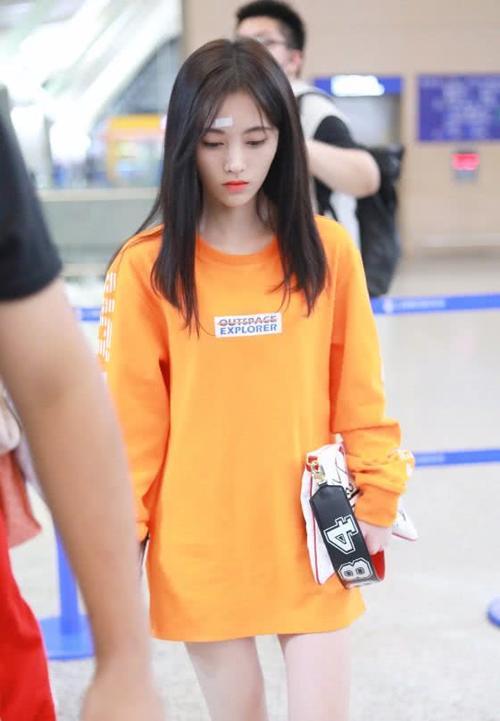 地主家的傻女儿？鞠婧祎竟手动抠破额头，贴个创可贴意外有个性！