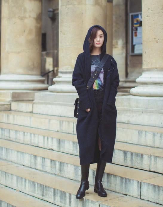 赵丽颖穿着一双不高的鞋子,还“手长脚长”,关键因素就在裤子上